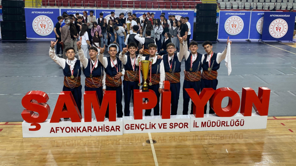 Okul Sporları Halk Oyunları Türkiye Şampiyonu: Sivaslı ekip büyük başarıyla dönüyor