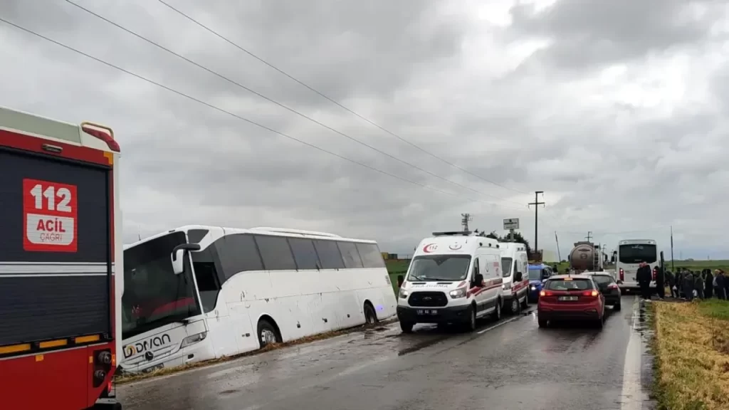 Otobüs kazası: İşçileri taşıyan araç su kanalına girdi