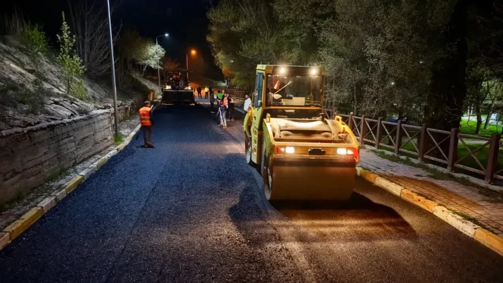 Paşabahçe Yolunda Gece Mesaisiyle Asfalt Serimi Hızlandı