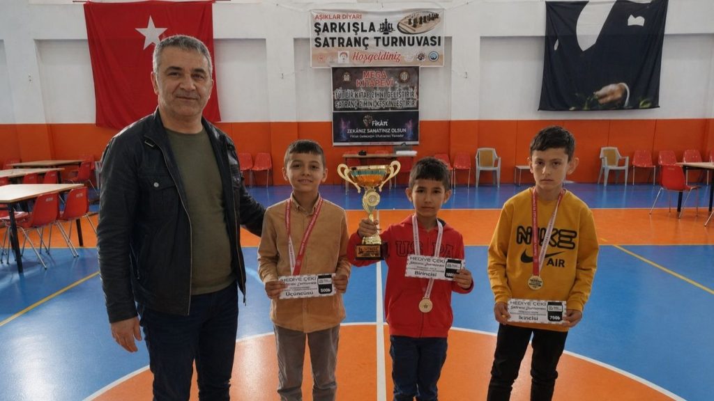 Şarkışla’da Öğrenciler Turnuvada Dereceye Girip Ödüllendirildi