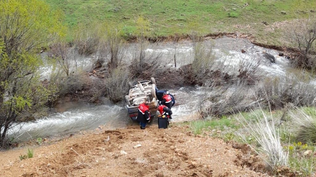 Sivas-Erzincan yolunda kaza: 4 kişi yaralı