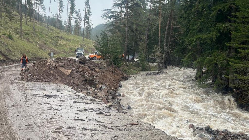 Sivas’ta Sağanak Taşkınları: 31 Köy Yolu Ulaşıma Kapandı