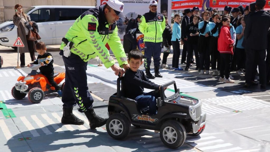 Sivas’ta Trafik Haftasıyla Bilinçlendirme Faaliyetleri Sürüyor