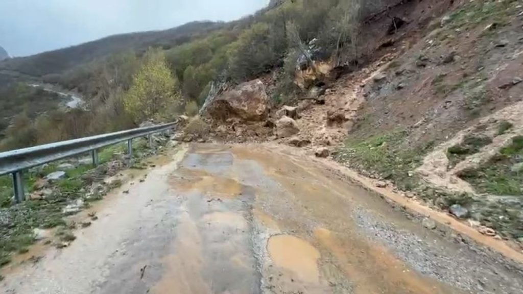 Sivas’ta Yağışlar Yol Ulaşımını Tehdit Etti: Heyelan Bölgesel Yol Kapandı