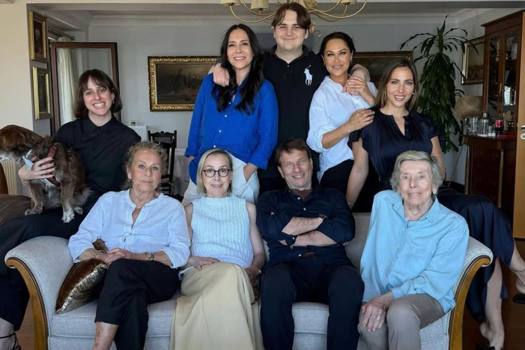 Ünlü İsimler Bayram Sofrasında Buluştu: Aile Pozu ve Dostluk Göz Doldurdu