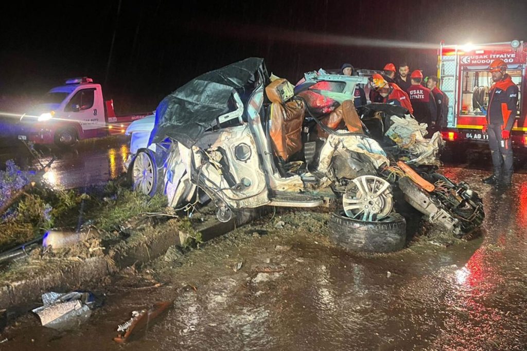 Uşak’ta zincirleme kazada 4 ölü, 17 yaralı