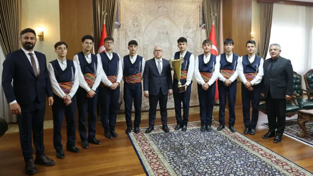 Vali, Afyon’da gençlerimizin başardığı liseler arası halk oyunu şampiyonluğunu kutladı