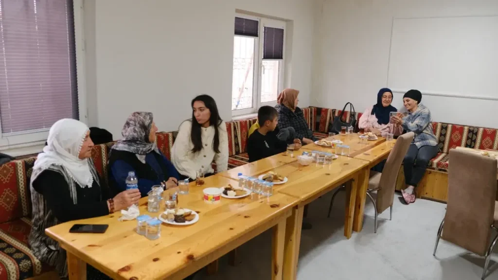 Yaşlılarla Buluşan Öğrencilerden Samimi Ziyaret