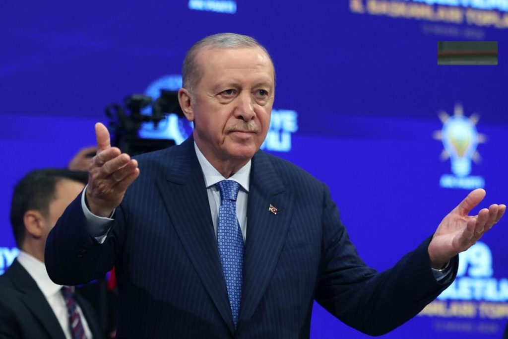 AK Parti’ye geçişler: Rasim Arı ve Mesut Özarslan’ın rozet töreni