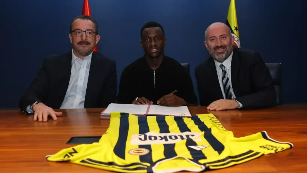 Amara Diouf ile 5 yıllık sözleşme: Fenerbahçe’nin genç yıldızı parlıyor