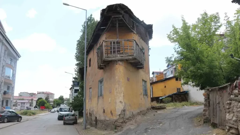 Aşk Gemisi: 70’li Yıllarda Yol Yapımıyla Değişen Evin Hikayesi