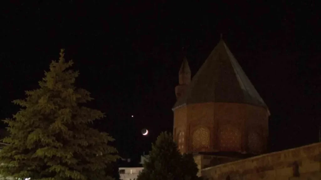 Ay-Yıldız Siluetiyle Gökyüzü: Sivas’ta Görenleri Büyüledi