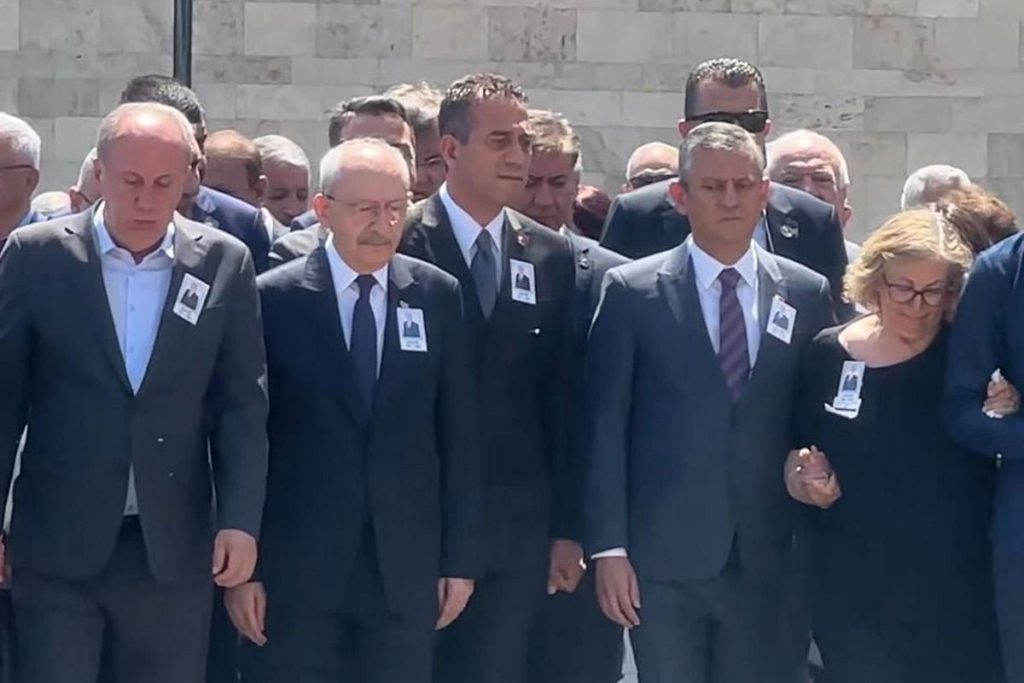 Cenaze Töreninde Yan Yana Gelen Kilit İsimler ve Kriz Gerginliği