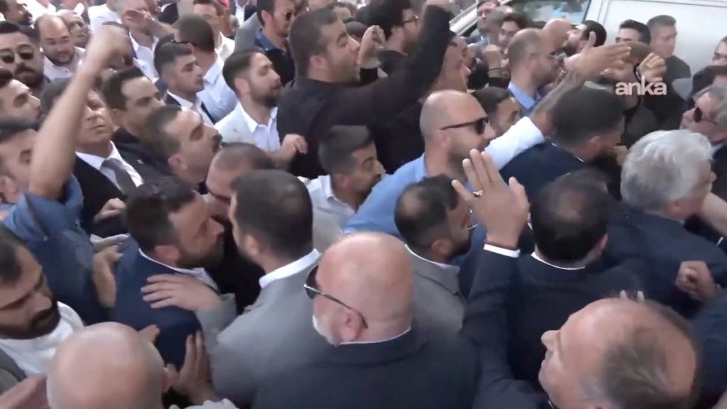 CHP Grup Toplantısı Gerginliği: Destekçiler Arası Gerilim ve İki Toplantı Duyurusu