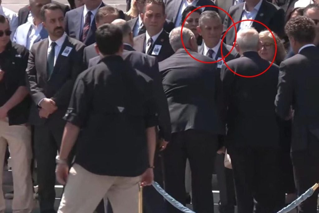 CHP Liderleri Kılıçdaroğlu ile Özel, Orhan Sür Töreninde Tokalaştı