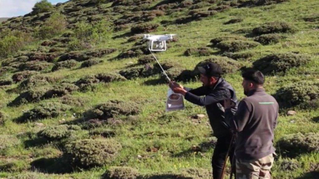 Dronla Bayram Şekeri: Köy Çobanlarına Sürpriz İkram