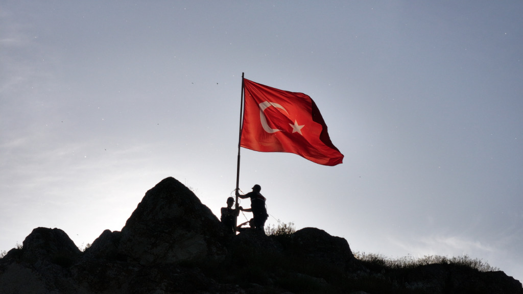 Hevük Kalesi’nde Bayrak Değişimiyle Tarih Yeniden Gökyüzüne Şöyle Havalandı