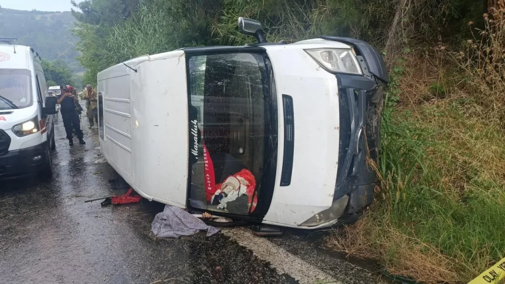İşçi Servisi Kazasında Hasta ve Sürücü Dahil Olmak Üzere Çok Sayıda Kişi Yaralandı
