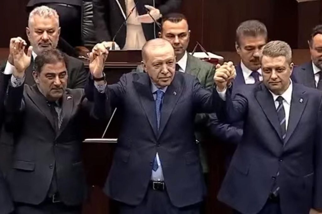 İstanbul’dan AK Parti’ye Katılan Ersin Beyaz’a Rozet Töreni