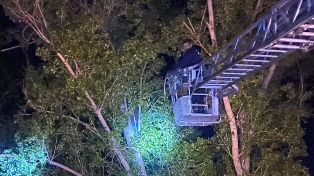 İtfaiye ekipleri, mahsur kalan drone sahibini güvenli şekilde kurtardı