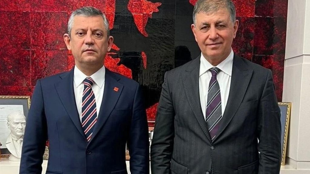 İzmir Büyükşehir’den Ayrılan Başkanın Siyasi Geleceği Özgür Özel ile Şekillenecek