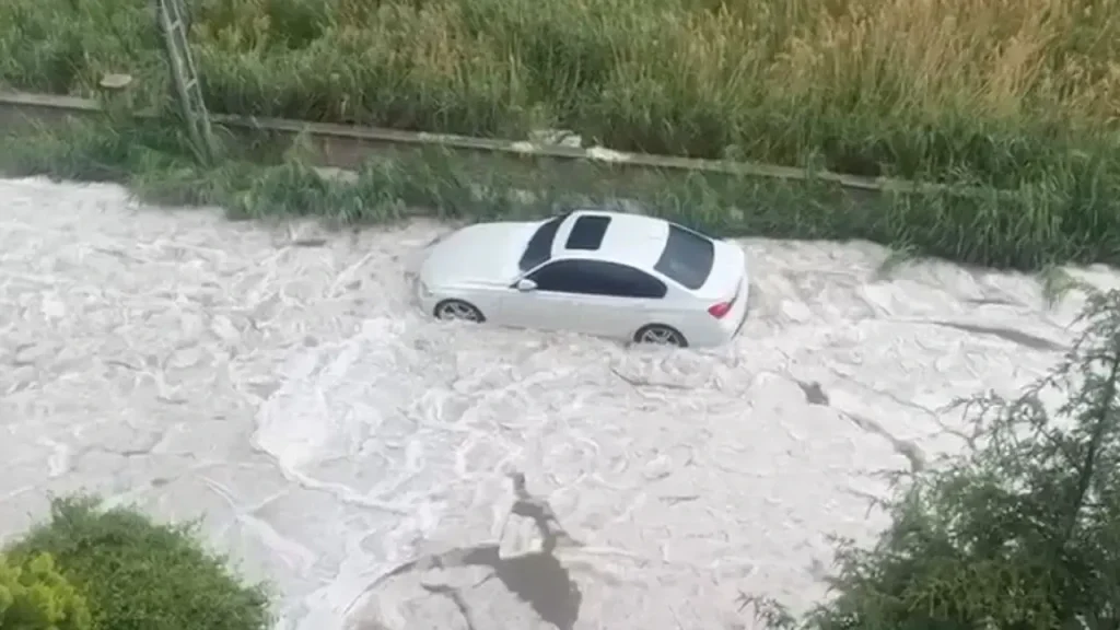 Kahramankazan’da Dolu ve Yağış Etkili Oldu: Yol ve Tarım Zarar Gördü