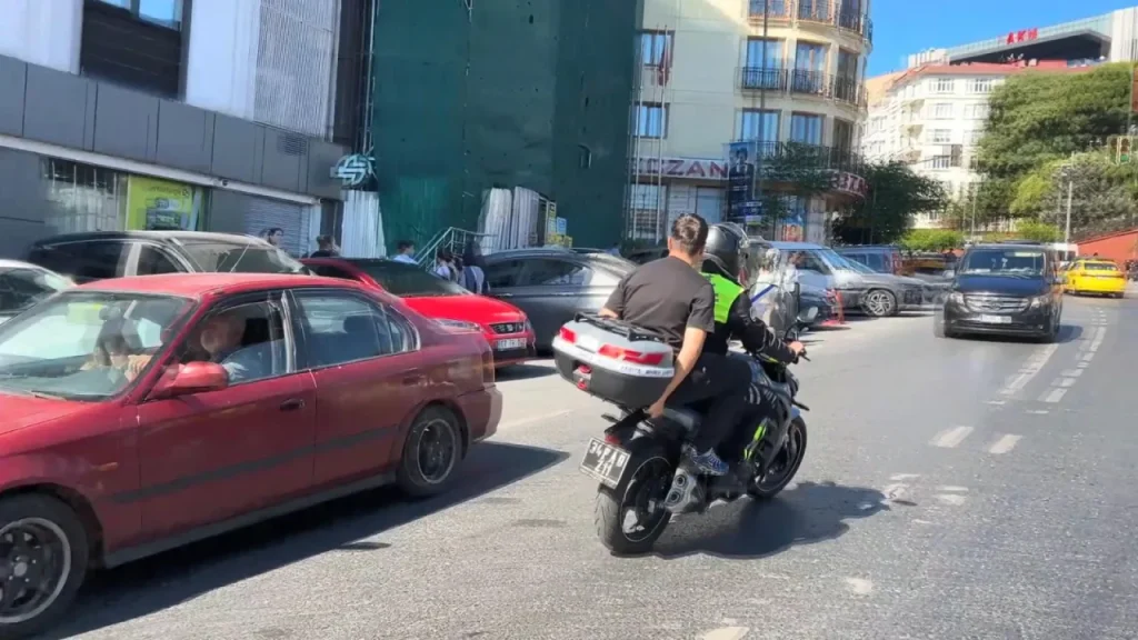 Motosikletli zabıta yardımıyla sınava yetişen öğrenci için sevinçli anlar