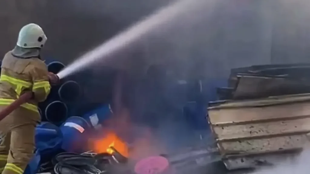 Oto Sanayi Deposu Yangını Söndürüldü