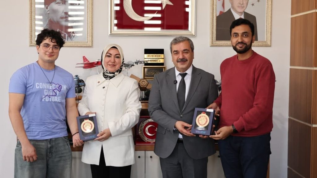 Sivaslı Öğrenciler Huawei ICT’te Dünya Şampiyonu Oldu