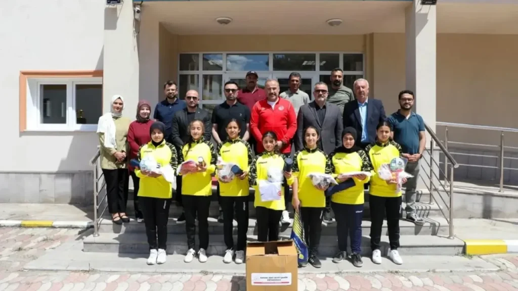 Sivas’ta Okullara Spor Malzemesi Desteği Devam Ediyor
