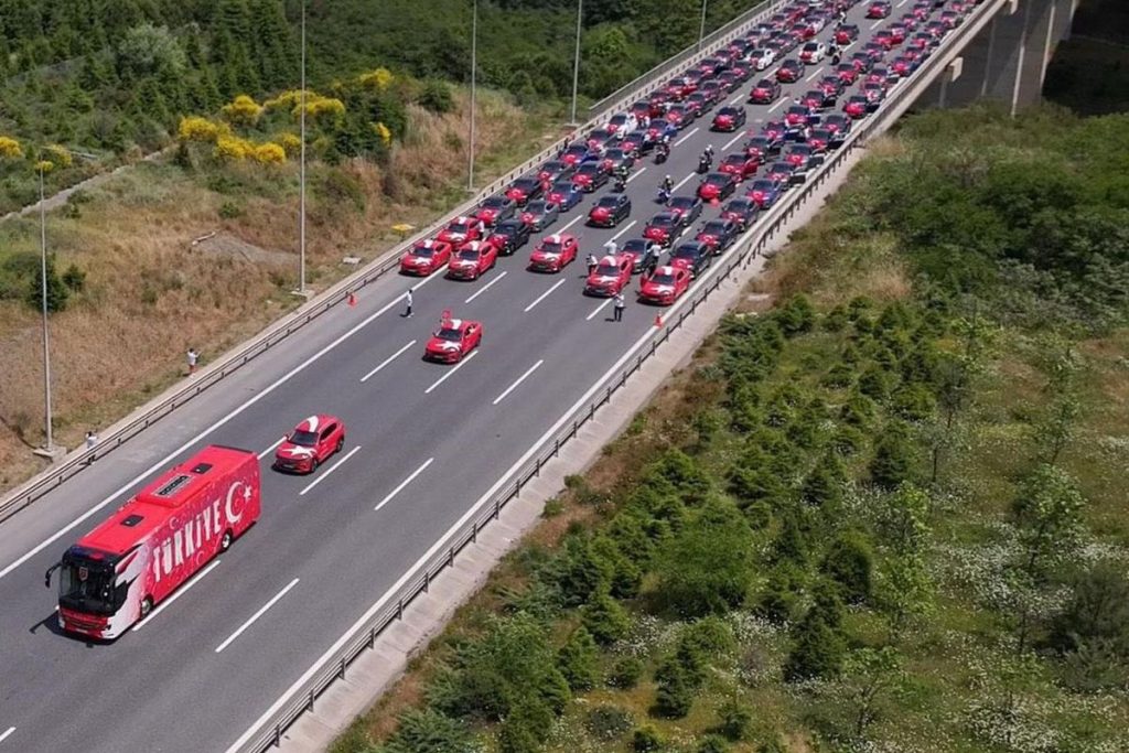TOGG konvoylu milli ekip İstanbul’da görsel şölen yaşattı