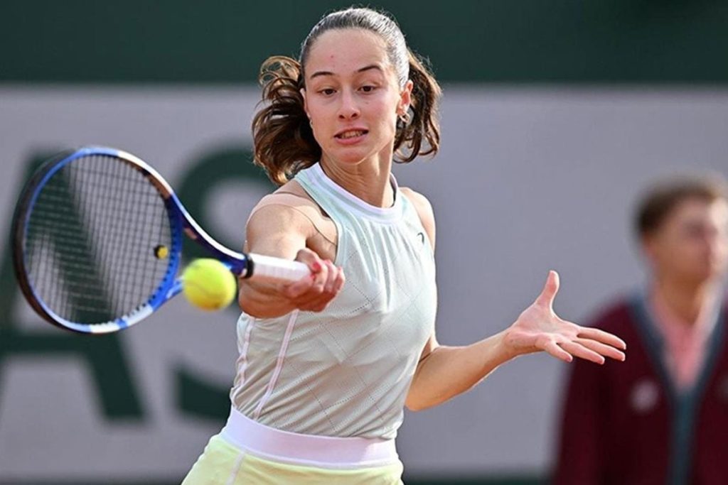 Zeynep Sönmez, Wimbledon’da Ann Li’yi Tekrar Yendi: 2-1’lik Galibiyetle İkinci Tura Yükseldi