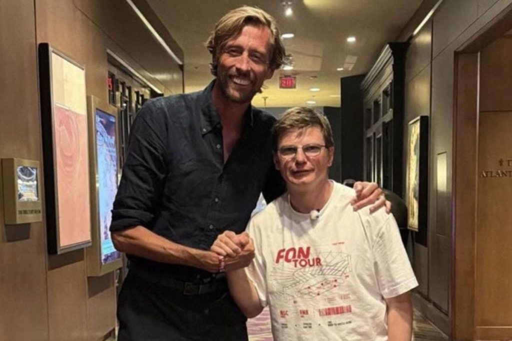 Arshavin’in Yeni Görünümü ve Flaş Buluşma