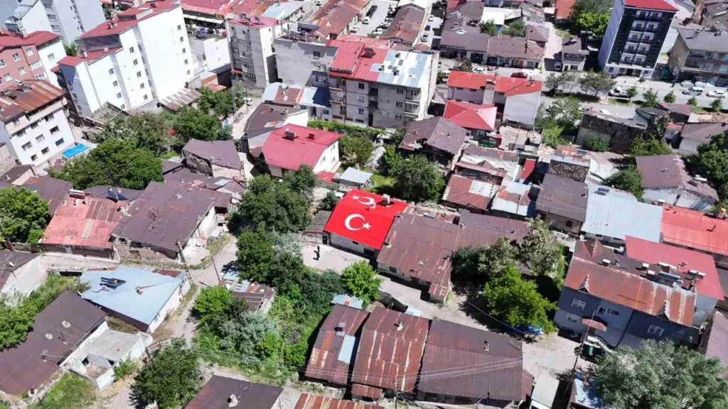 Bayraklı Ev: Vatan Sevgisiyle Çatıyı Yenileyen Usta