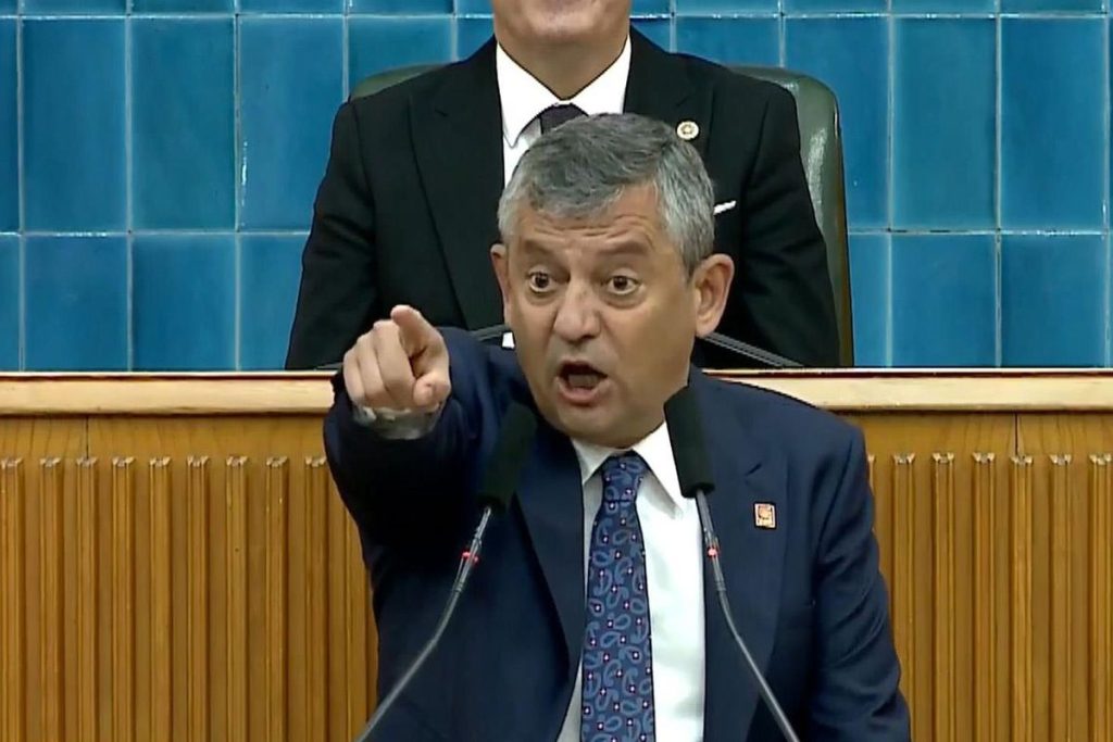 CHP Grubu’nda Özel: Kılıçdaroğlu’na Siyasi Yarış Çağrısı ve Restler