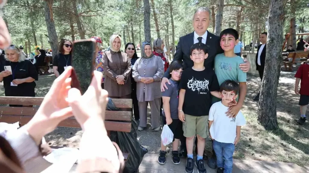 Çocuklar için piknik ve eğitim destekli programa katılım