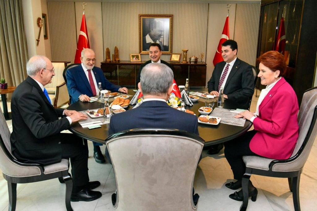 Davutoğlu’nun siyasi geleceği gündemde