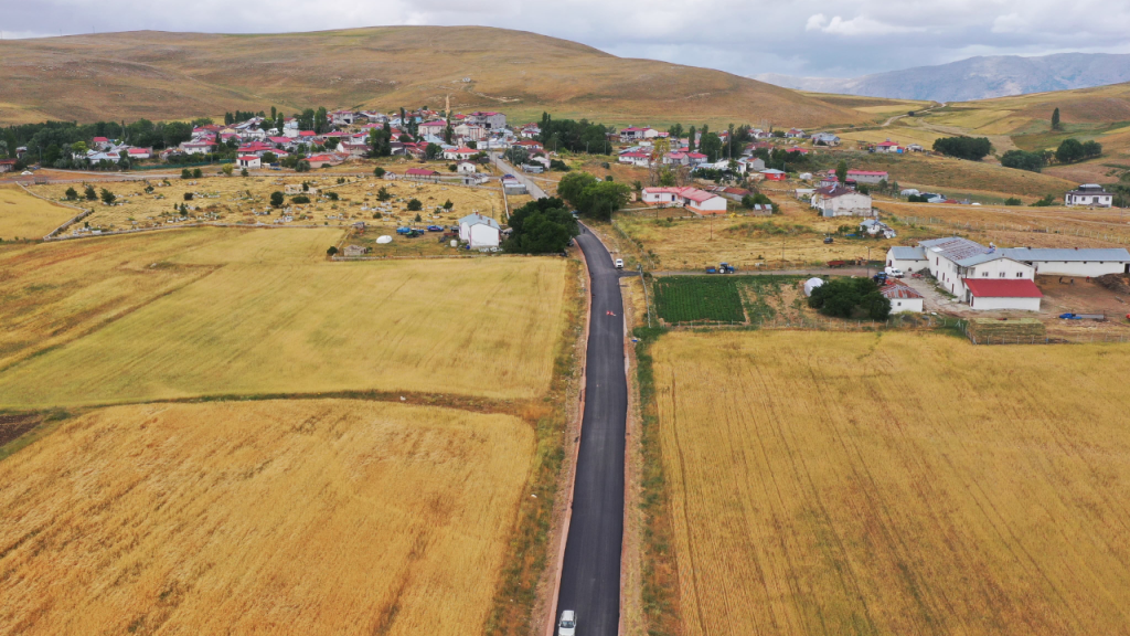 Deliktaş köy yolunda sıcak asfalt çalışması sürüyor