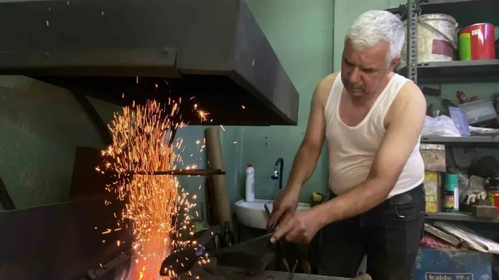Dövme Bıçak Ustası Görevi ve Yaz Sıcaklarında Çalışma Şartları