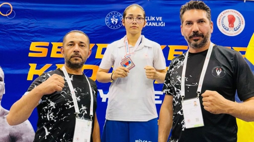 Gümüş madalya kazanan genç boksör Avrupa için hazırlanıyor