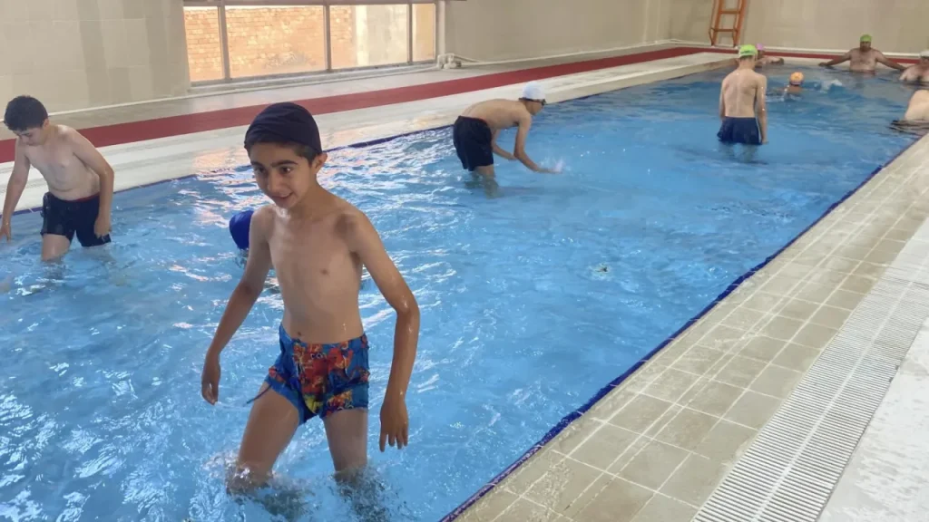 Iğdır’da özel gereksinimli çocuklar yüzme ile buluştu