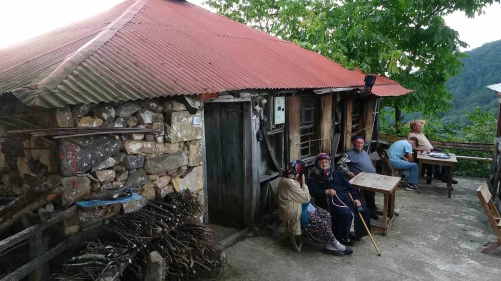 Karlıbel Kahvehanesi: 70 Yıldır Kapılarını Açık Tutar