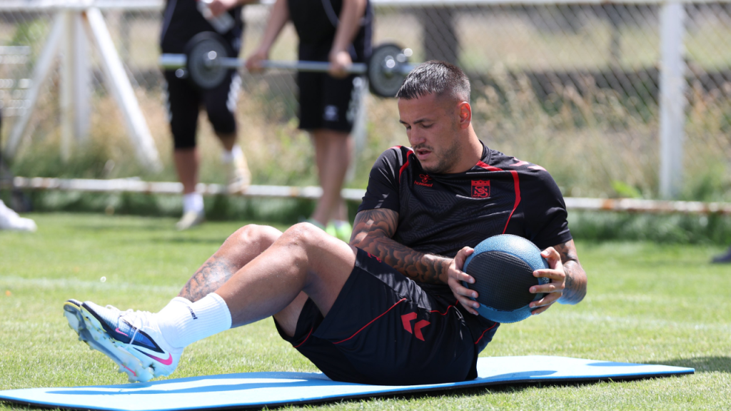 Manaj net mesaj: Sivasspor’da kaldığını duyurdu