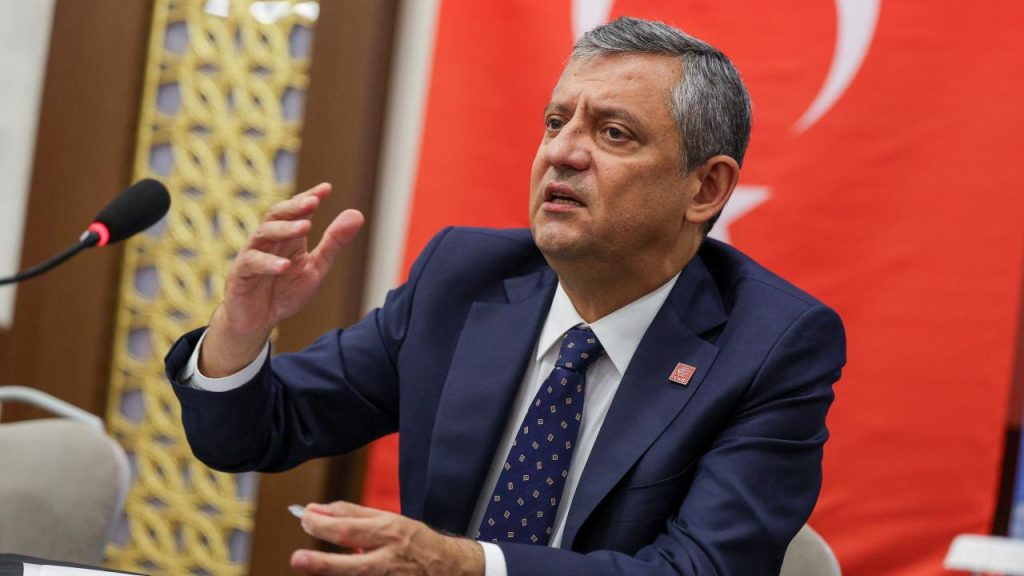 Özgür Özel: Yeni parti için vekillerle adımlar atıyoruz