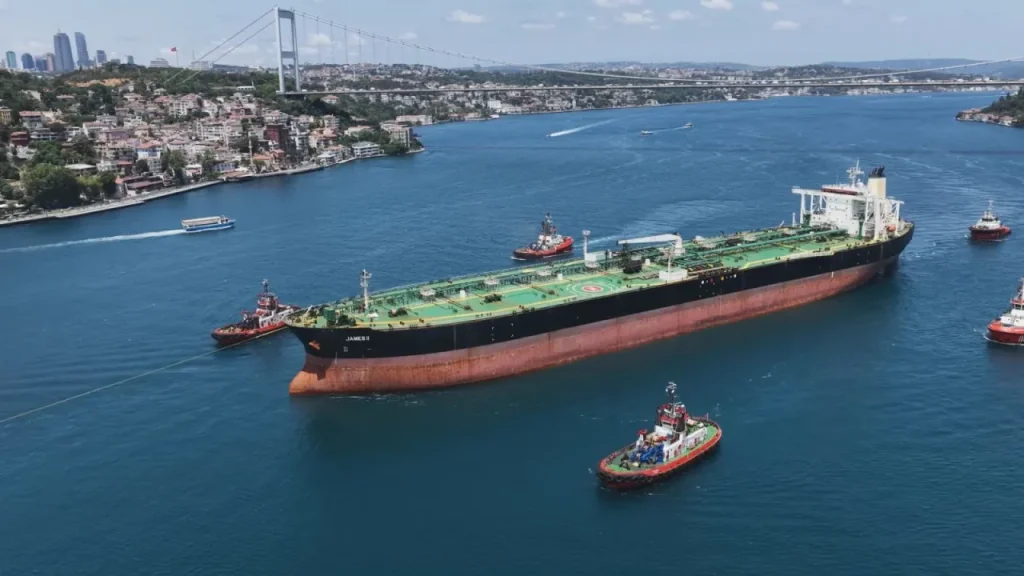 Palau bayraklı gemiye drone desteğiyle Boğaz geçişi