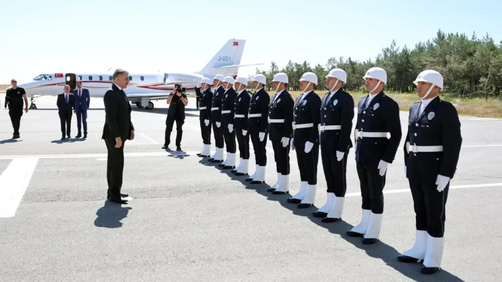 Sivas’ta Bakan Çiftçi, Havalimanında Karşılama ve Şehir Ziyareti