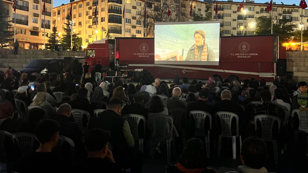 Sivas’ta Gezen Sinema Tırı Finalle Noktalandı
