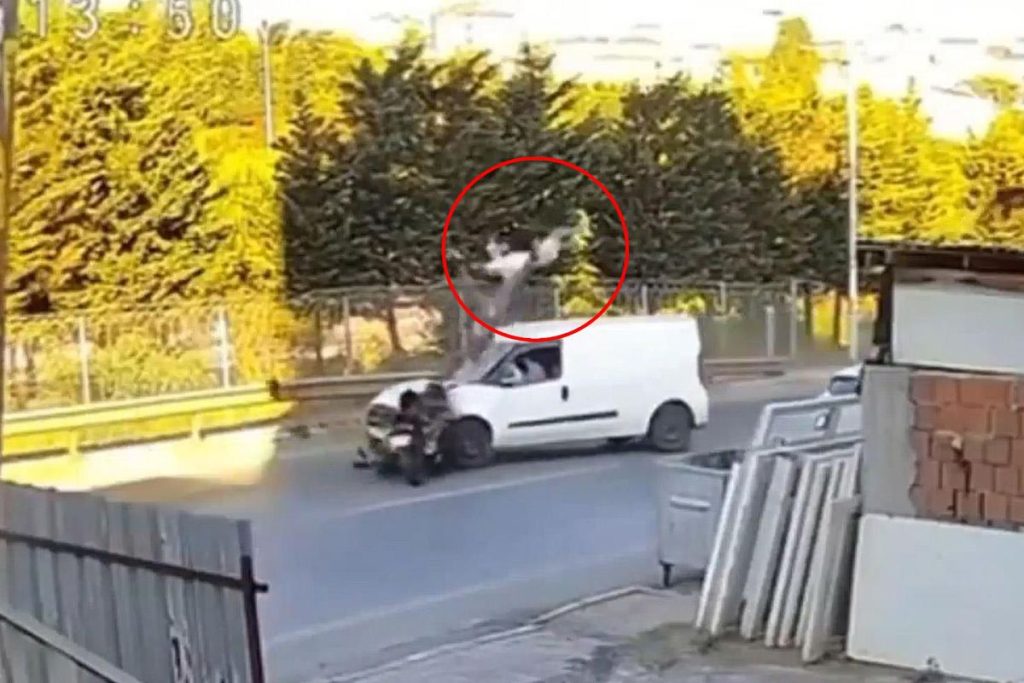 Ters şeritteki motosiklet faciası güvenlik kamerasında