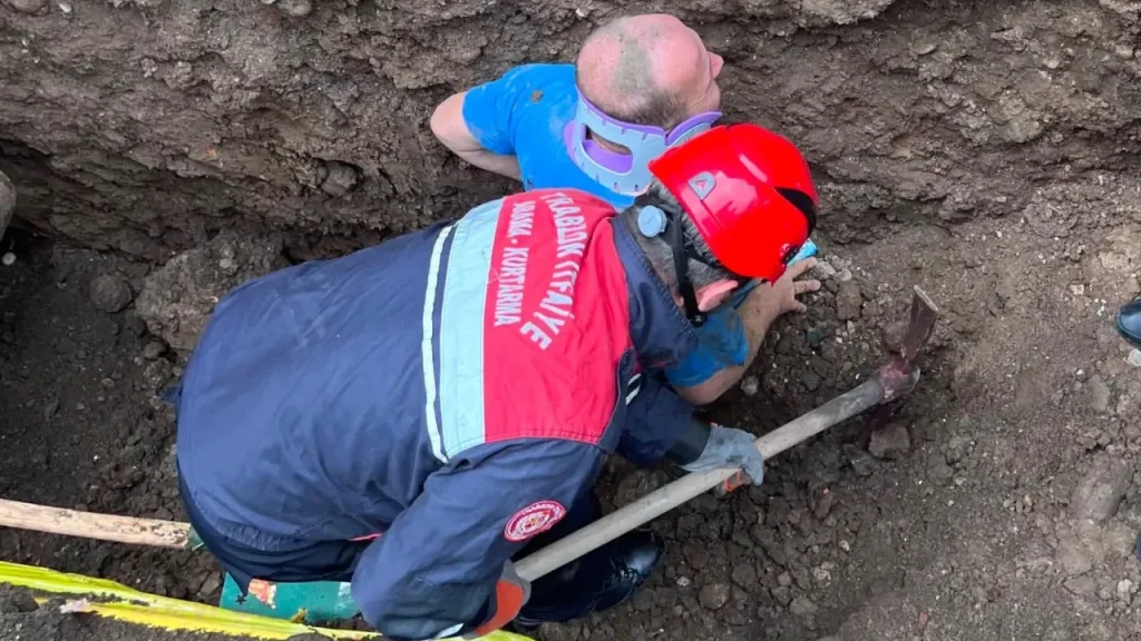Toprak Kayması Sonrası Akar Borusu Çalışması Sırasında Kurtarılan İşçi Hastanede