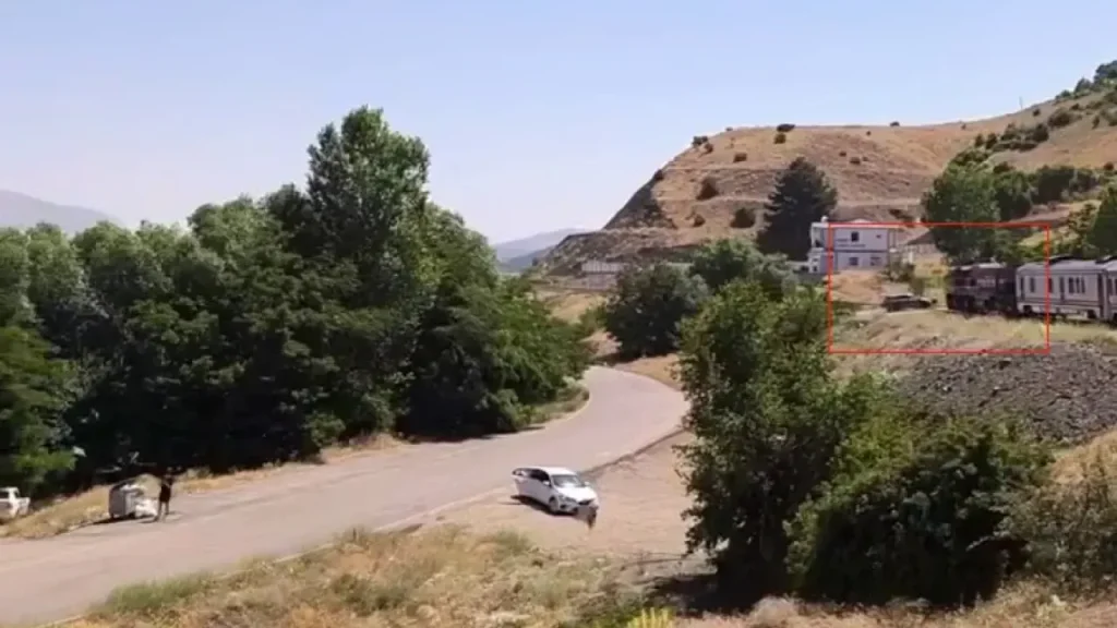 Trenle çarpışan araç, yolcuların güvenliğine zarar vermeden kurtuldu